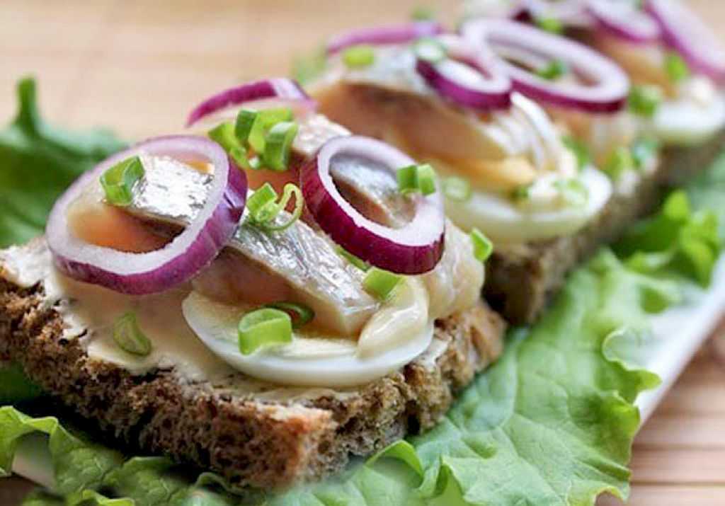 Бутерброды с селёдкой - простая рыбная закуска с пикантным, солоноватым вкусом: рецепты с фото и видео