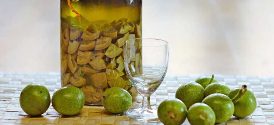 Настойка на перегородках грецкого ореха на водке и спирту: применение, приготовление