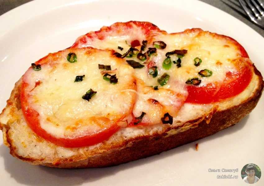 Горячие бутерброды с сыром помидорами и колбасой в духовке