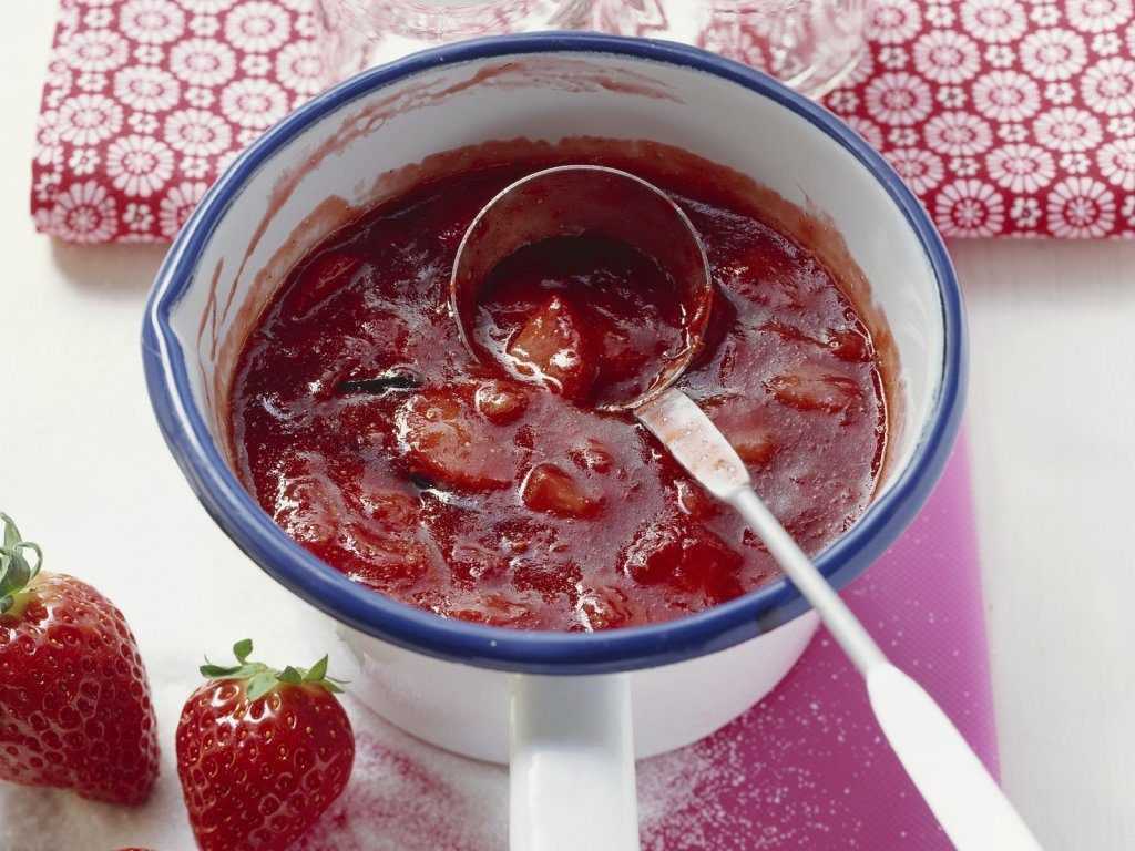 Желе из клубники - оригинальный десерт для любителей сладких ягодных угощений