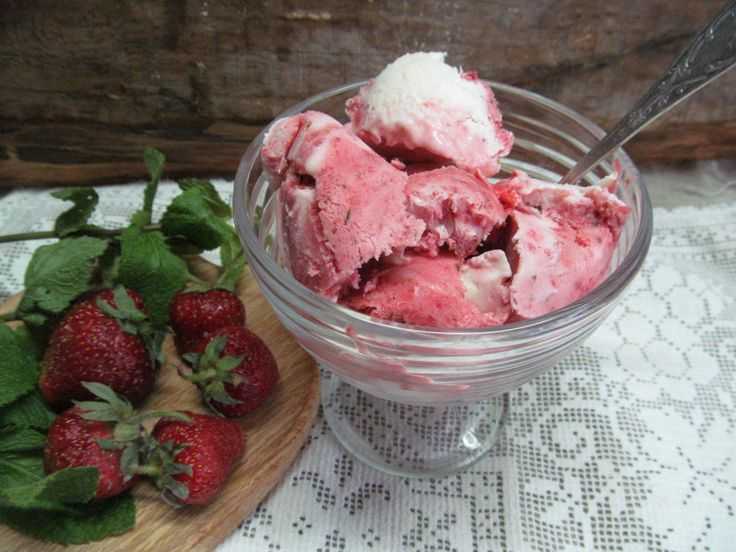 Десерт из мороженого с клубникой и печеньем рецепт с фото - 1000.menu