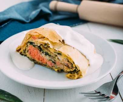 Штрудель с лососем, шпинатом и сыром | кулинарные новости и рецепты