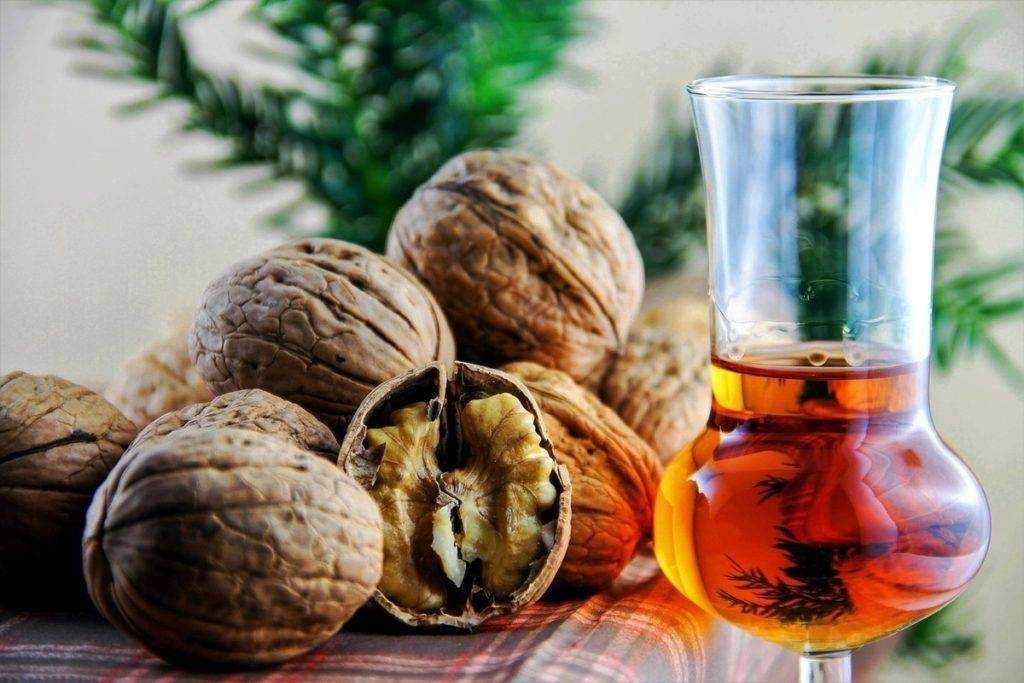 7 лучших рецептов настойки на перегородках грецкого ореха на самогоне