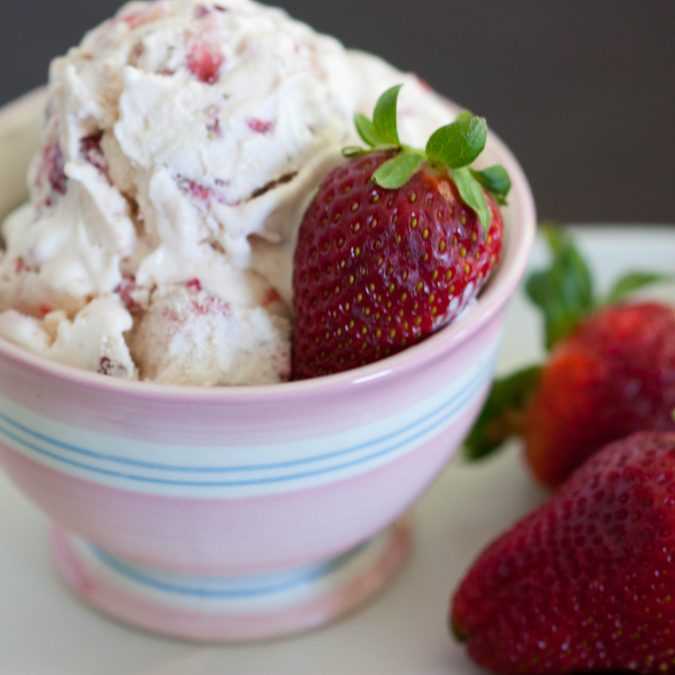 Десерт-мороженое с клубникой, которое ешь и не толстеешь. минимум калорий, максимум удовольствия!