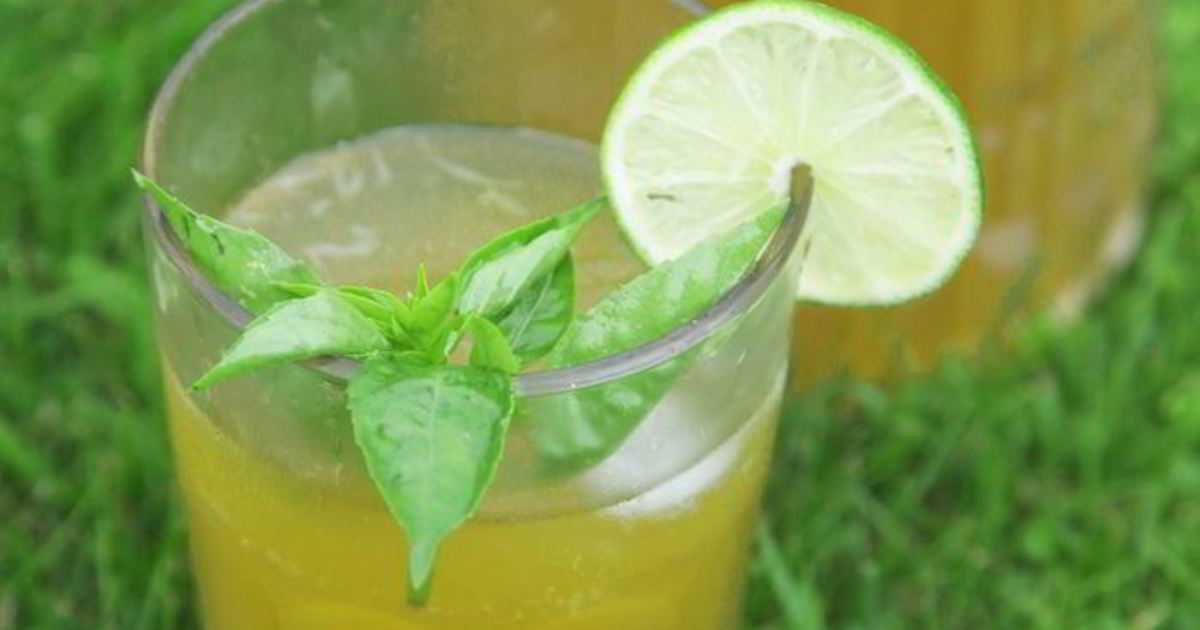 Пять простых рецептов освежающего лимонада с базиликом, имбирем, огурцом и клубникой