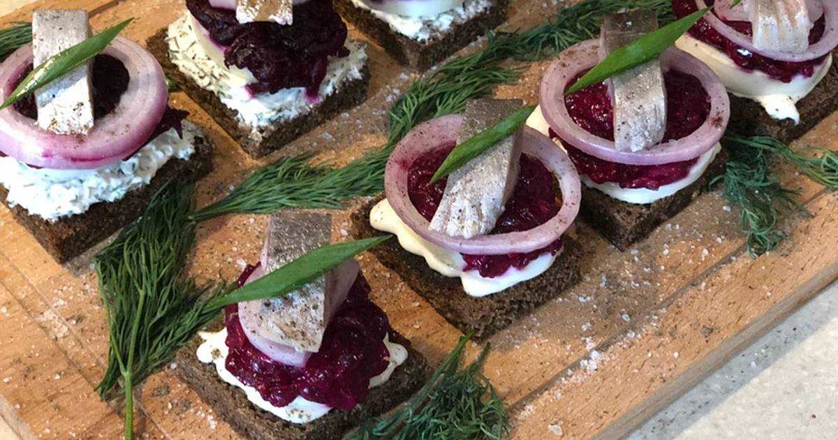Бутерброды с селёдкой - простая рыбная закуска с пикантным, солоноватым вкусом: рецепты с фото и видео