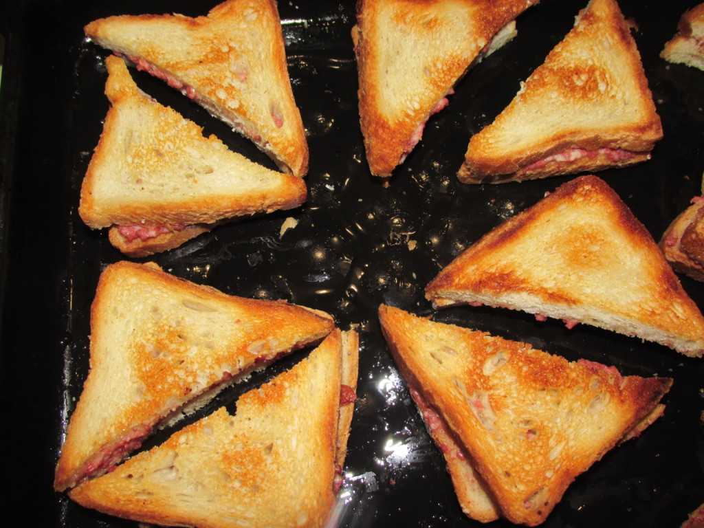 Горячие бутерброды в духовке: как приготовить, фото