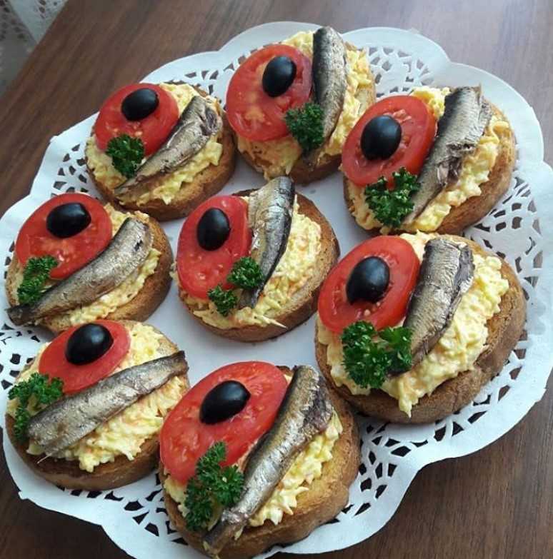 Бутерброды со шпротами: топ 13 быстрых и вкусных рецептов
