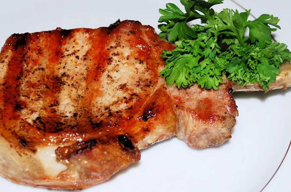 Свиной стейк на сковороде – учимся вкусно жарить мясо! лучшие рецепты свиного стейка на сковороде в оригинальных маринадах - автор екатерина данилова - журнал женское мнение