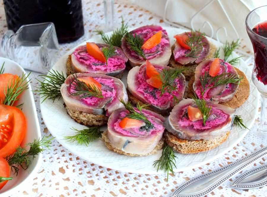 Бутерброды с сельдью на праздничный стол: рецепты с фото (простые и вкусные)