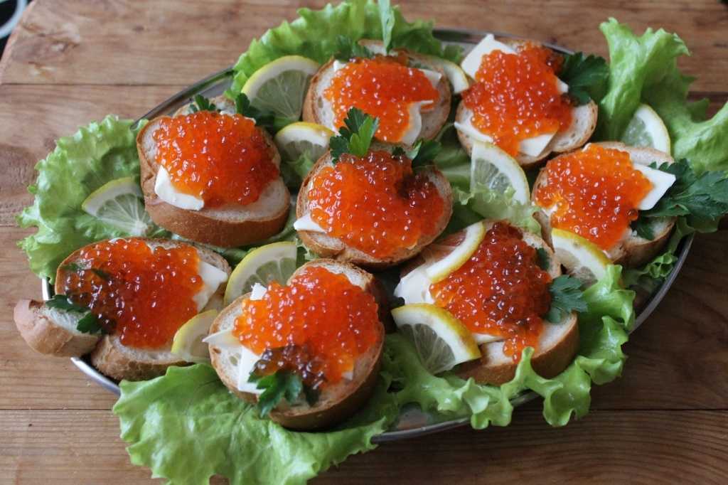 Простые и вкусные бутерброды с красной икрой на праздничный стол - рецепты с фото пошагово