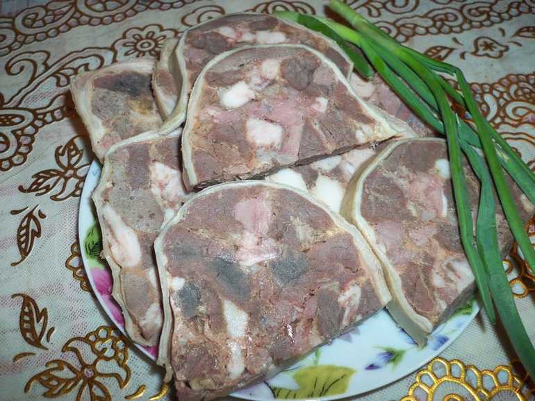Свиной желудок фаршированный ливером и мясом. желудок свиной, фаршированный.