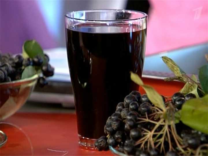 Сочетание вкуса черноплодной рябины с вишневыми листьями в вине. рецепт и советы