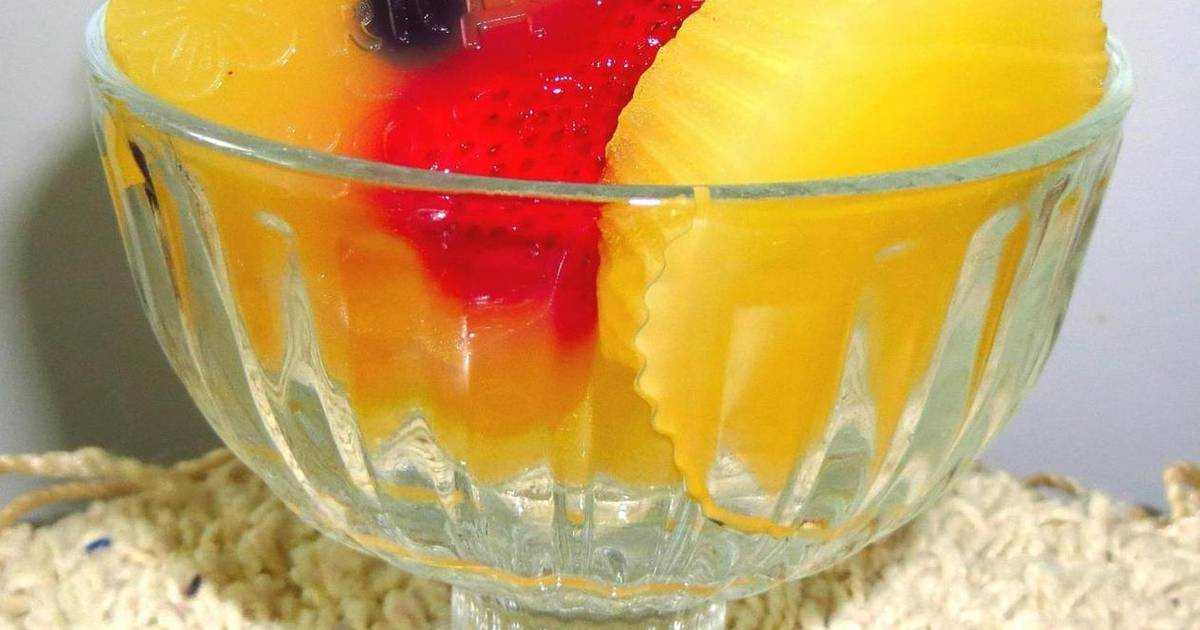 Сметанный десерт с фруктами и ванилью
