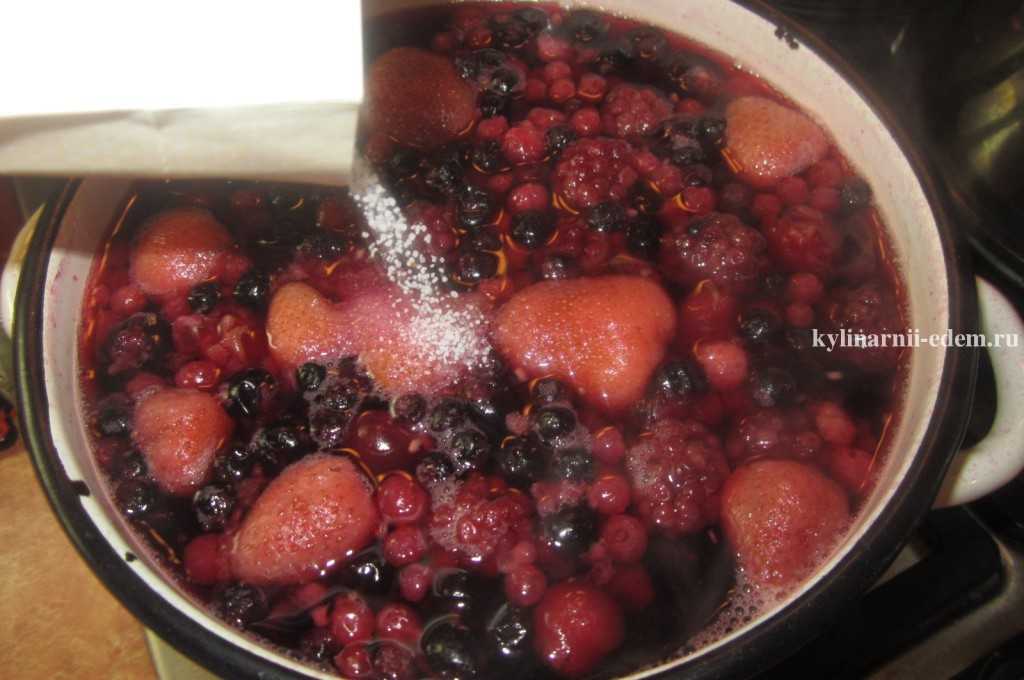 Как варить вкусный компот из замороженных ягод в кастрюле, мультиварке: рецепты — женские советы