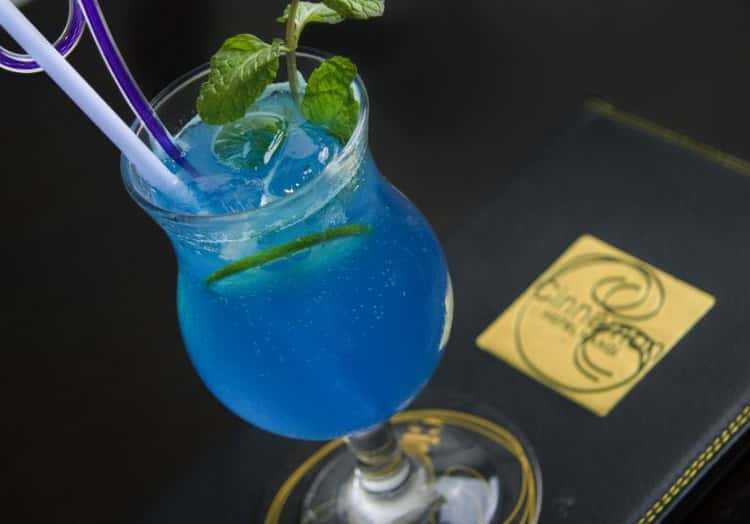 Голубая лагуна коктейль. состав, рецепты приготовления классического алкогольного и безалкогольного