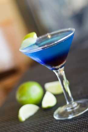 Алкоголь синего цвета: обзор напитков с ценами – как правильно пить