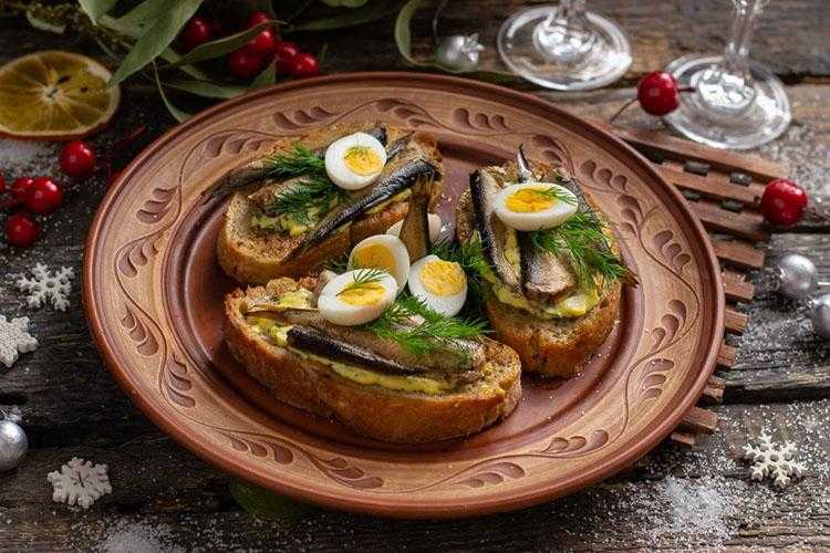 Бутерброды со шпротами: простые и вкусные рецепты на праздничный стол