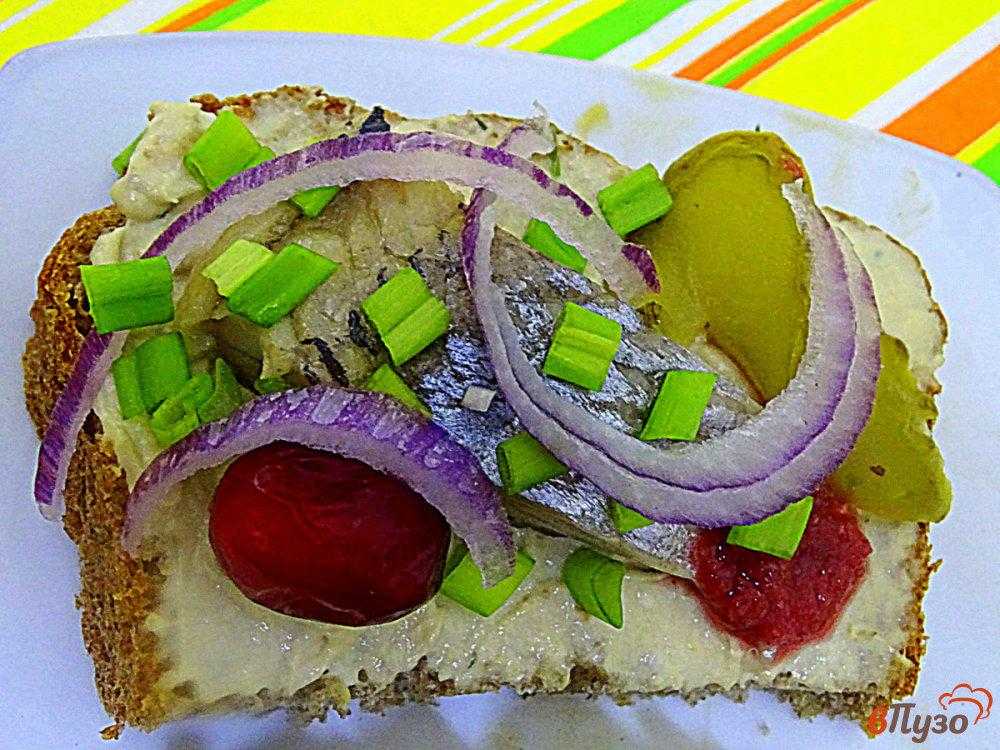 Праздничные бутерброды с селедкой: как украсить и как подать!