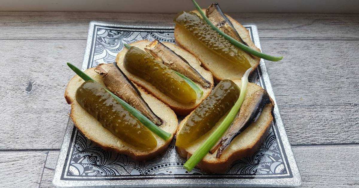 Бутерброды со шпротами, солёным огурцом и яйцами - 6 пошаговых фото в рецепте