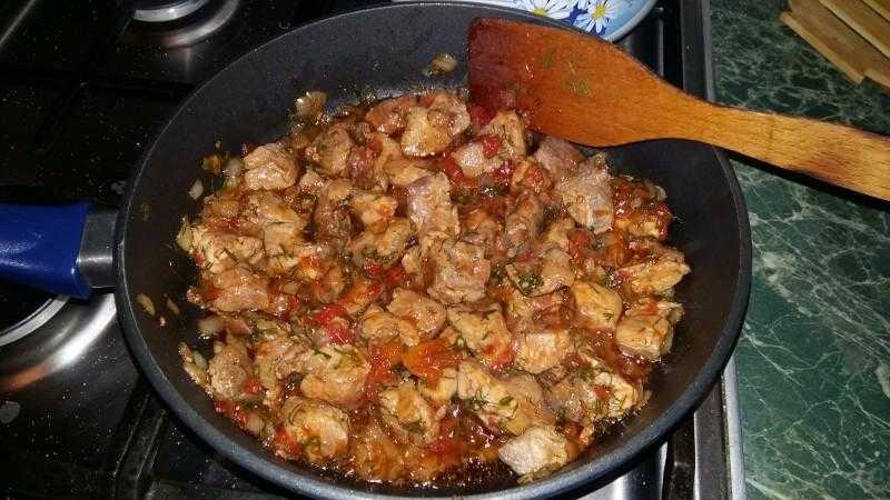 Свинина кусочками жареная на сковороде с луком рецепт с фото пошагово - 1000.menu
