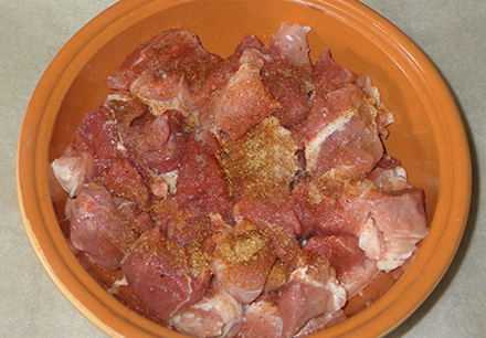 Жареные кусочки свинины на сковороде с луком рецепт с фото пошагово - 1000.menu