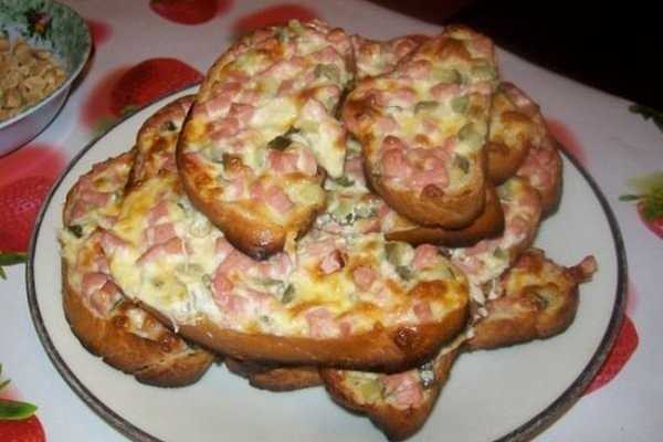 Горячие бутерброды с колбасой, помидорами и сыром на сковороде - 11 пошаговых фото в рецепте