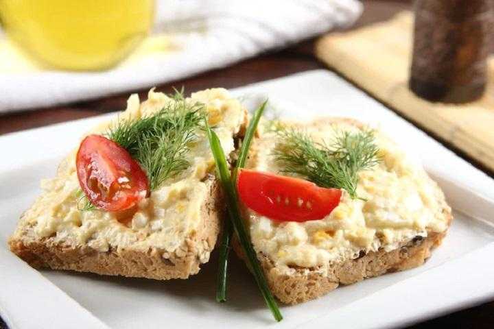 Бутерброды с плавленым сыром, чесноком и яйцом