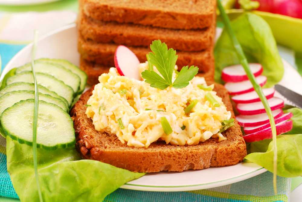 Бутерброды с яйцом на сковороде: 5 рецептов вкуснейших горячих бутербродов
