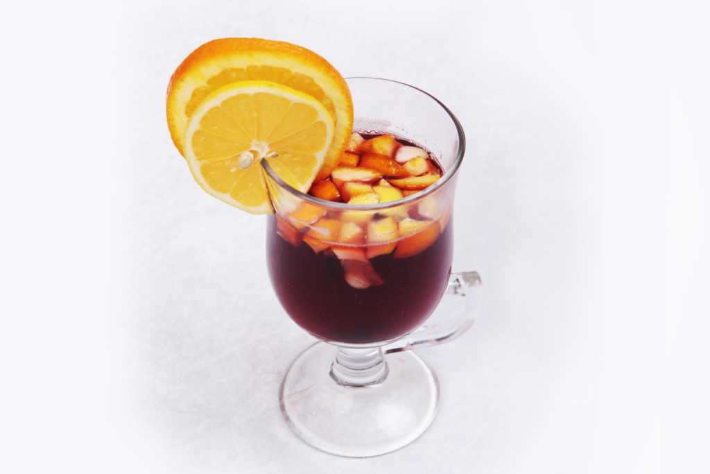 Белый глинтвейн – как приготовить глинтвейн из белого вина, рецепт с медом, апельсином и яблоками, пошагово с фото