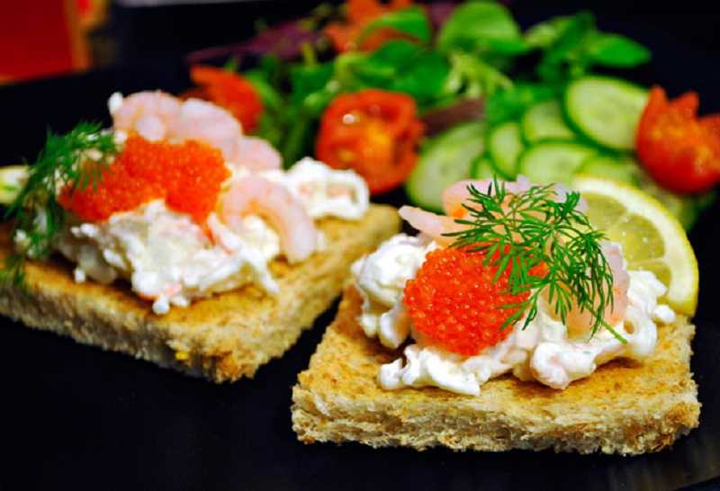 Простые и вкусные бутерброды с красной икрой на праздничный стол - рецепты с фото пошагово