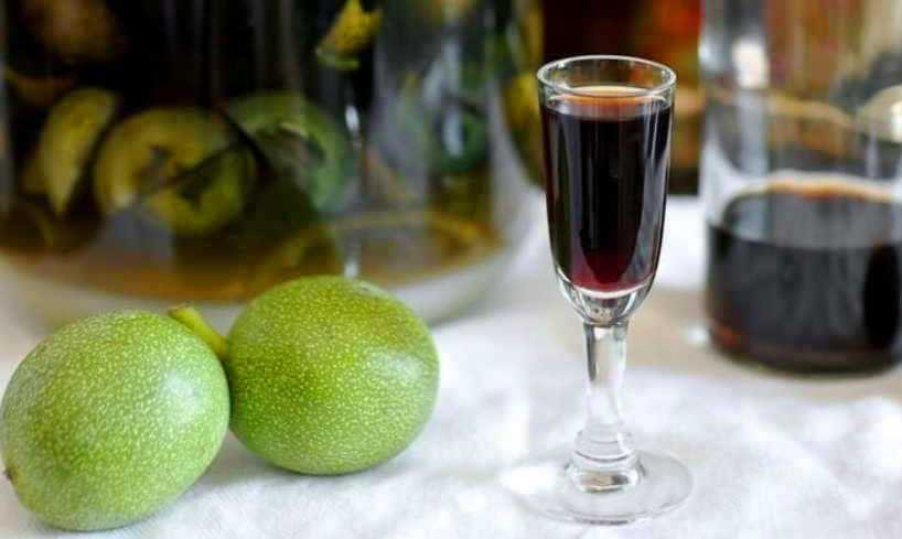 Лечебная настойка на грецких орехах с водкой и спиртом