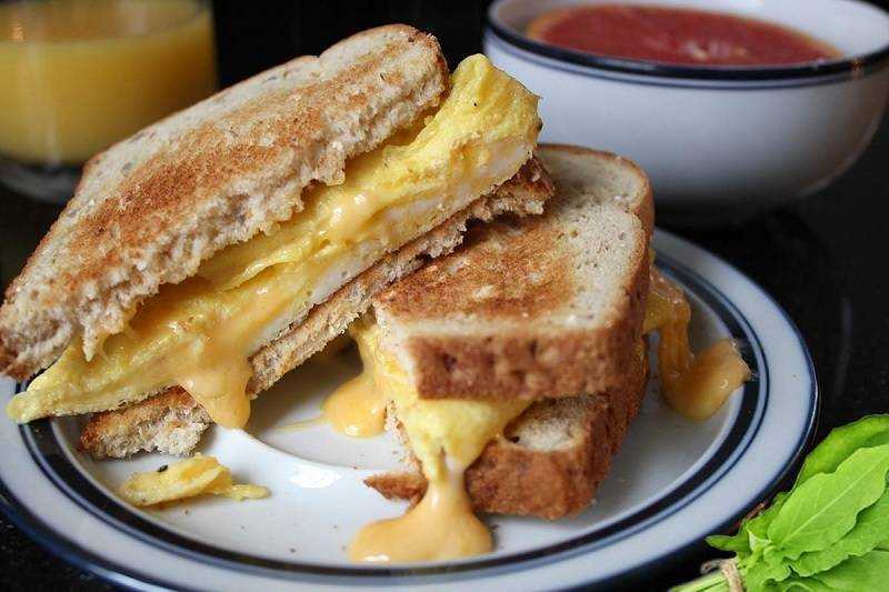 Горячие бутерброды с яйцом и сыром: 3 вкусных и простых рецепта