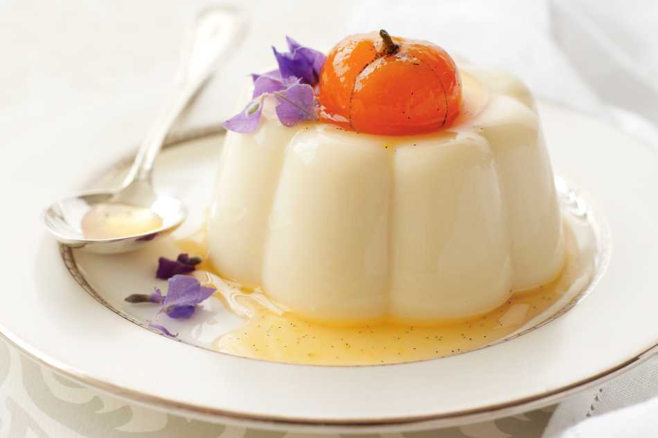 Пудинг из сметаны и желатина. белоснежный десерт с фруктами.