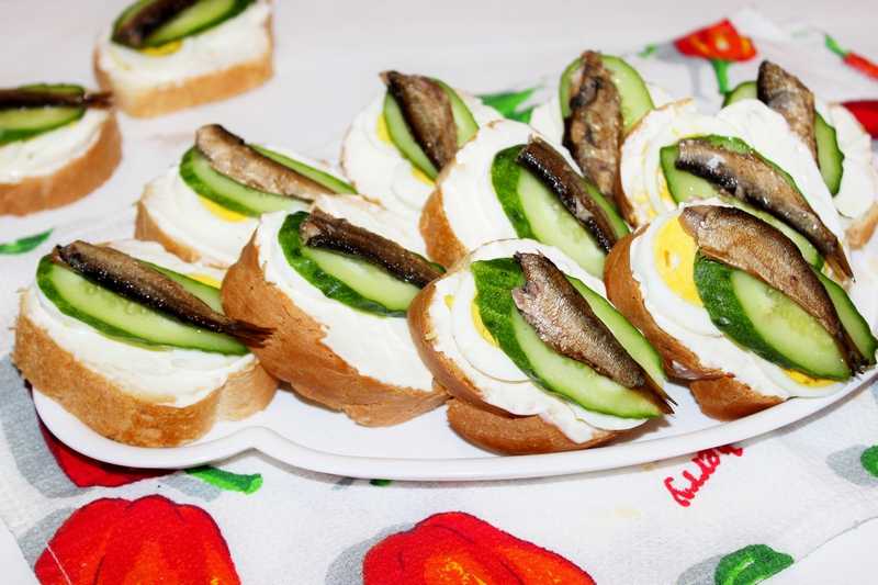 Бутерброды со шпротами и яйцом (с чесноком, огурцом) - рецепты с фото