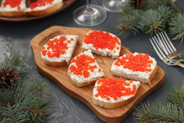 Вкусные бутерброды с красной икрой на праздничный стол — простые рецепты приготовления