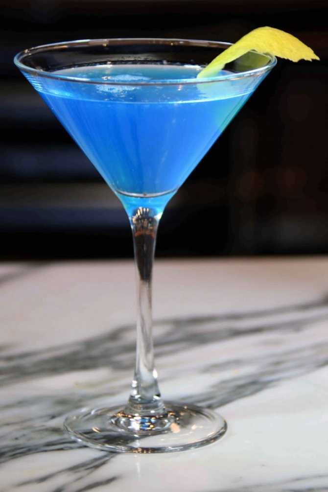 Голубое шампанское: синее игристое вино с блестками, описание blue напитка, особенности производства и употребления