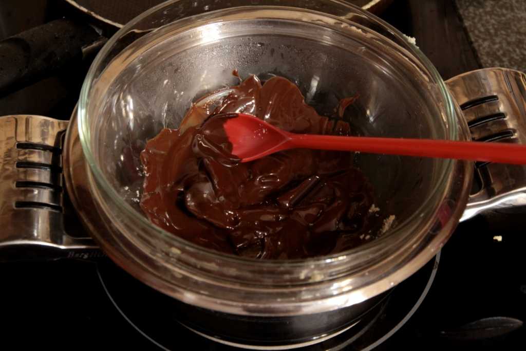 Как растопить шоколад для украшения торта в домашних условиях на водяной бане или другими методами