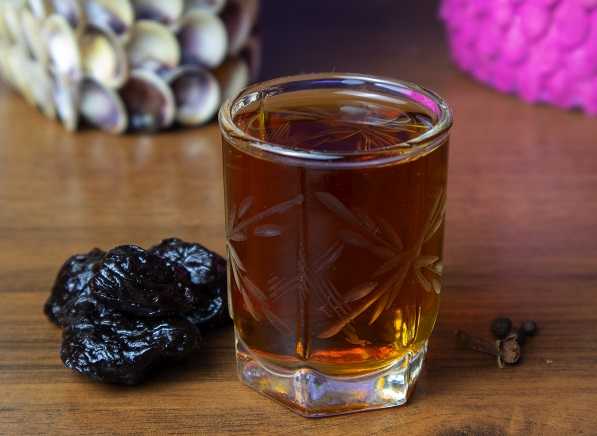Настойка на черносливе: 4 рецепта на самогоне, спирту и водке