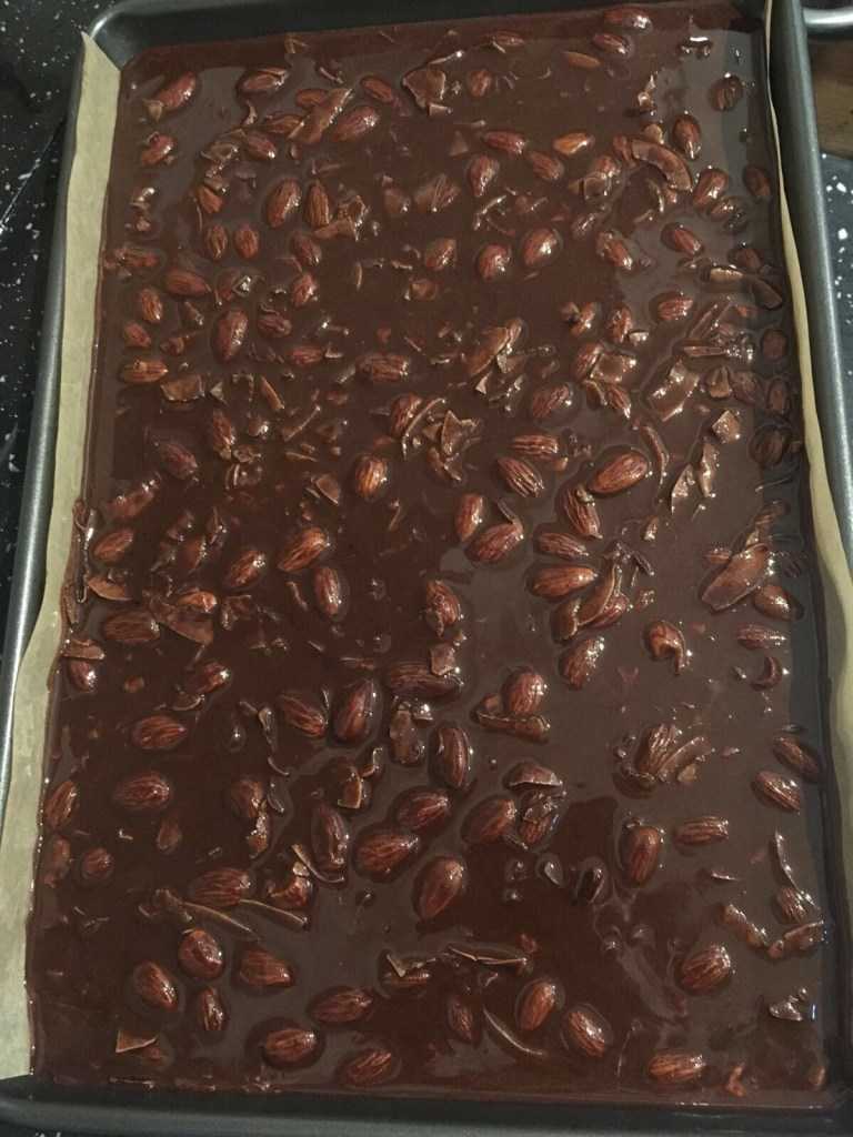 Шоколадные подтеки на торте из шоколада