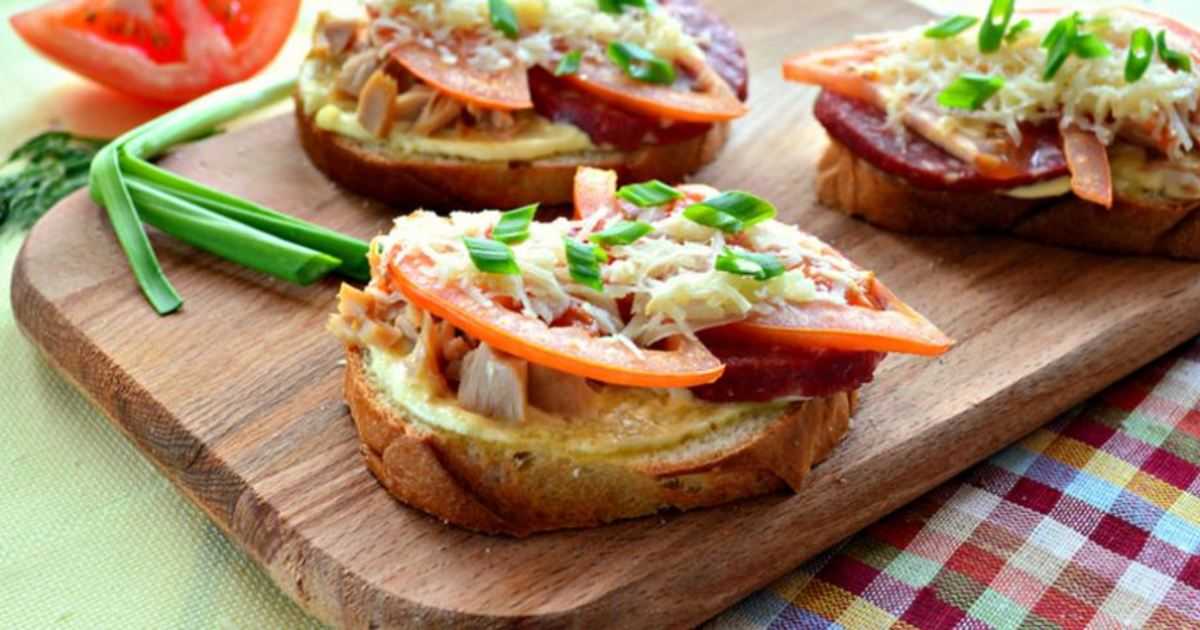 Горячие бутерброды с колбасой и сыром — 33 домашних вкусных рецепта приготовления