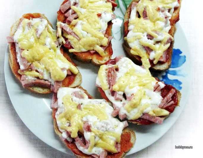 Горячие бутерброды с кусочками колбасы и сыром рецепт с фото пошагово - 1000.menu