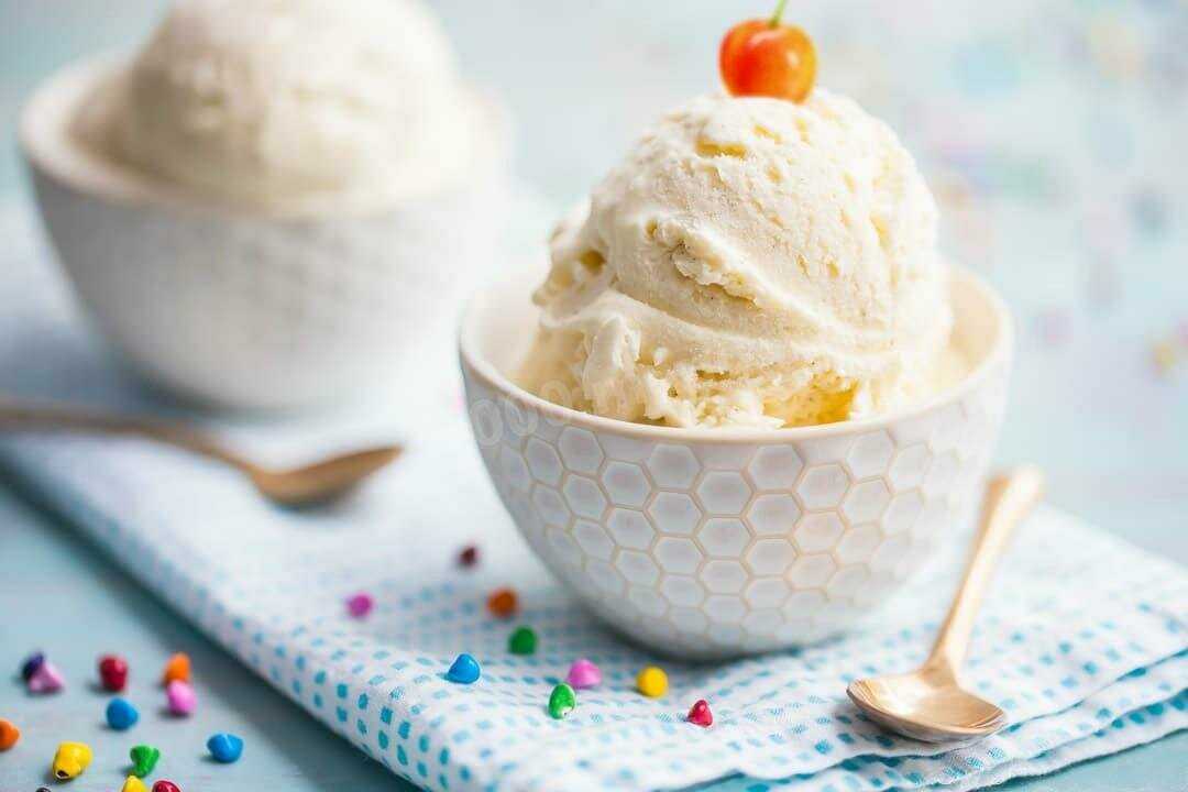 Мороженое в мороженице со сливками