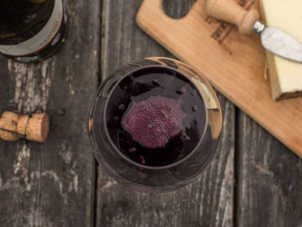 Вино из жимолости в домашних условиях: простые пошаговые рецепты