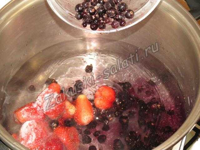 Как варить компот из замороженных ягод, рецепты