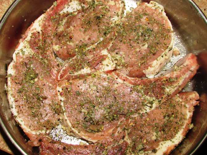 Вкусные и сочные стейки из свинины в духовке — рецепты