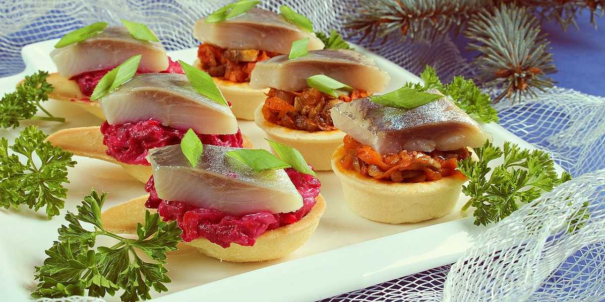 Бутерброды с сельдью на праздничный стол: рецепты с фото (простые и вкусные)