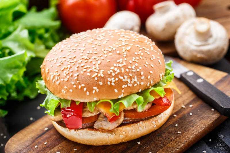 Вегетарианский гамбургер с моцареллой и маринованным имбирём